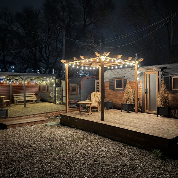 установленный деревянный домик под ключ