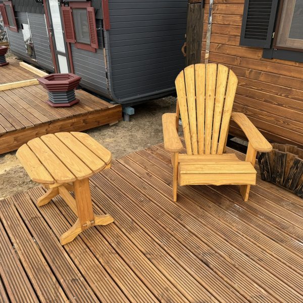 деревянные изделия: кресло и столик