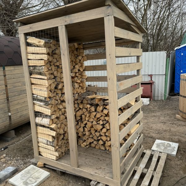 большой дровник из дерева