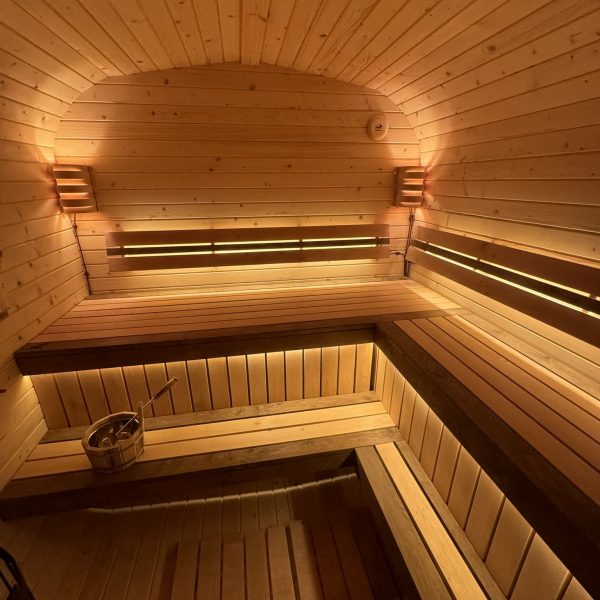 парная внутри бани бочки